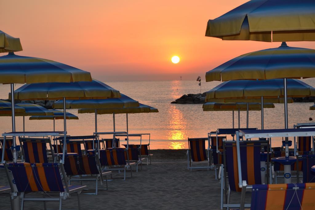 Hotel Europa Cupra Marittima Bagian luar foto